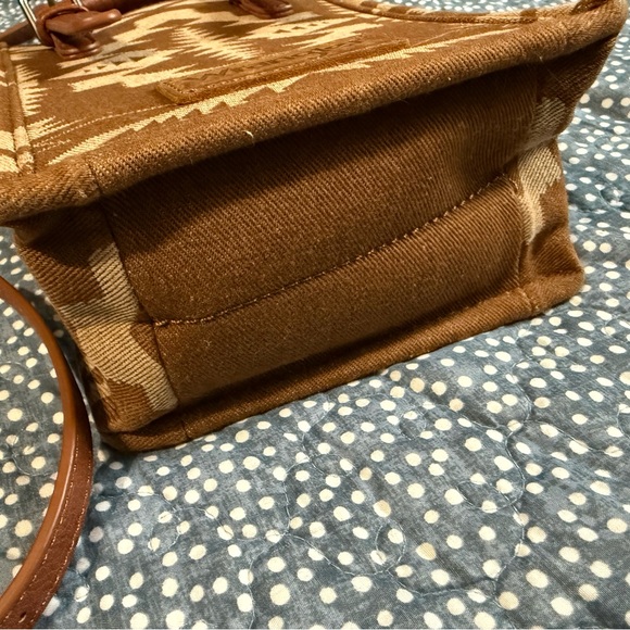 Wrangler Tan Geometric Crossbody Bag - Picture 3 of 7